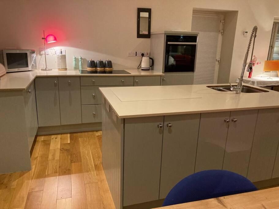 2 Quay Road, Killala. Stunning Sea Front Cottage Екстер'єр фото