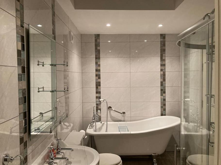2 Quay Road, Killala. Stunning Sea Front Cottage Екстер'єр фото